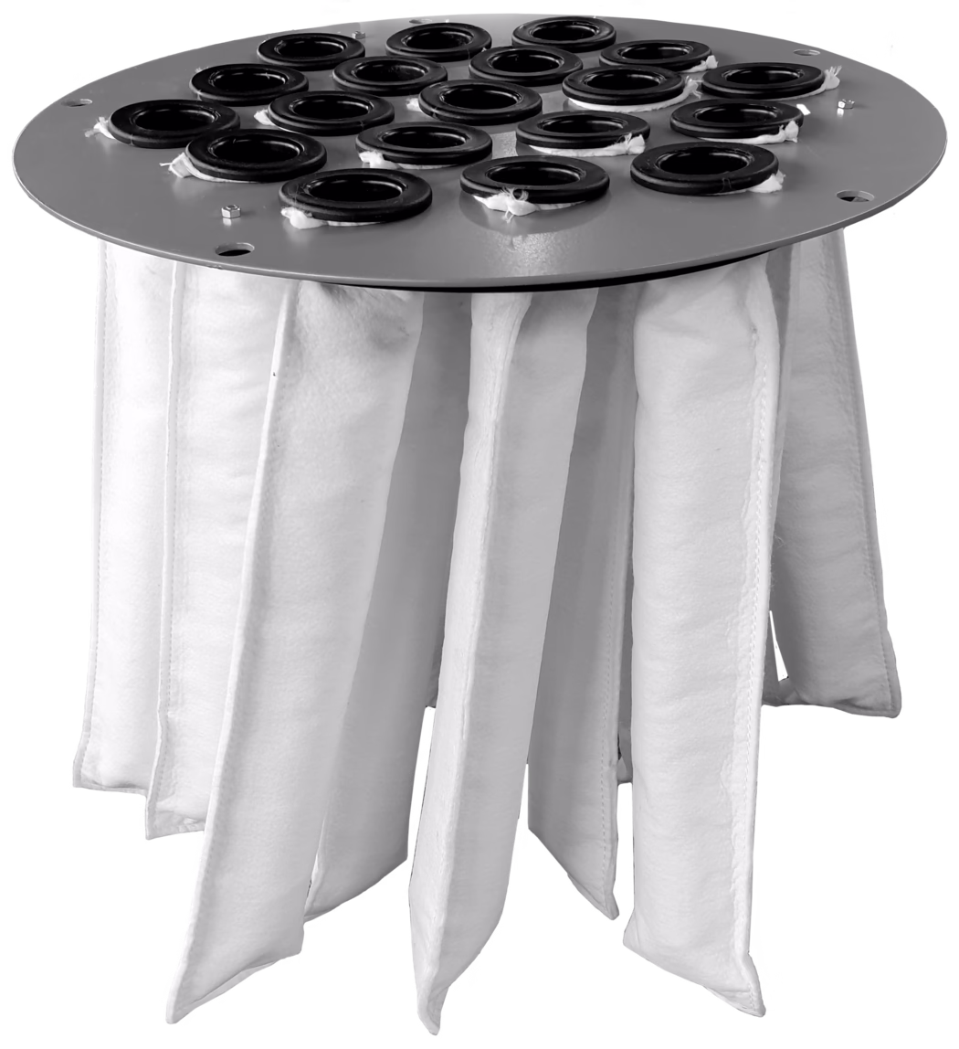 Derendinger_Dummy_161456_Schlauchfilter_2020.12 Vue de dessus d'une plaque métallique circulaire avec plusieurs passe-fils en caoutchouc noirs ; des poches filtrantes en tissu blanc sont fixées en dessous et pendent en plis — ensemble de sacs filtrants industriels.