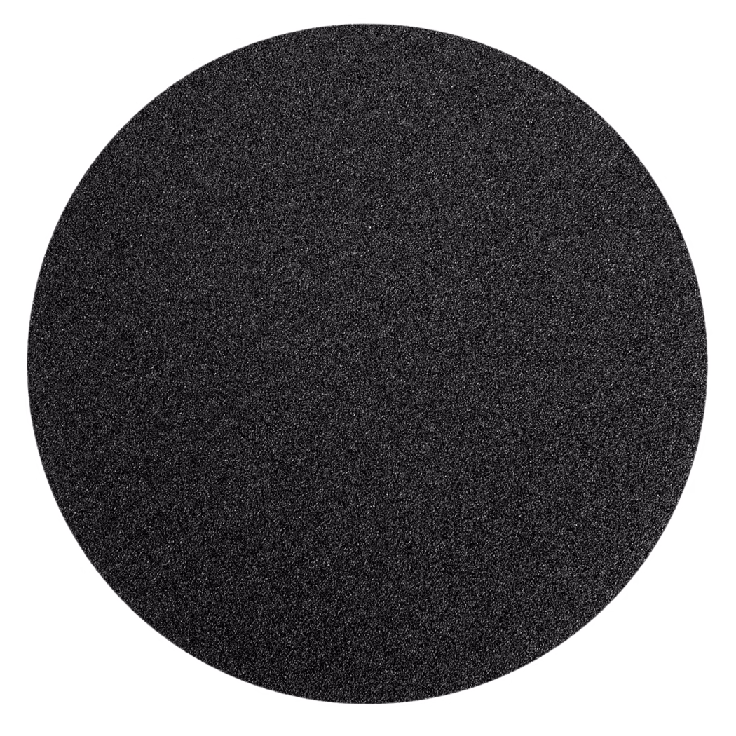 Derendinger_Dummy_ProLine_82176_Schleifscheibe Gros plan en vue plongeante d'un disque rond de papier abrasif noir à texture rugueuse et granuleuse, présenté sur un fond blanc.