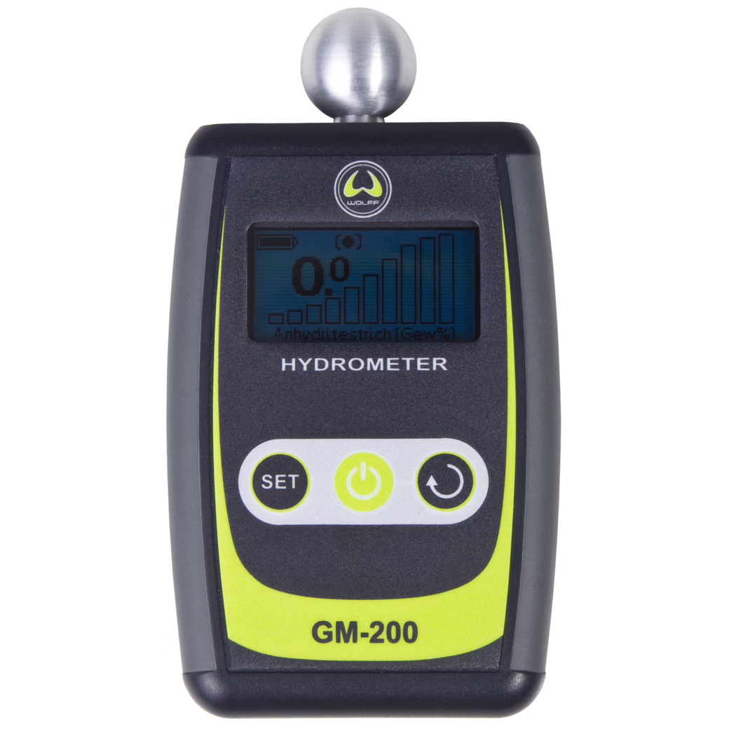 WOLFF_Dummy_71054_GM 200_2025-08 Hydromètre numérique portable GM-200 avec une sonde métallique sphérique montée sur le dessus. L'appareil présente un boîtier en plastique noir et gris foncé avec des accents jaune néon, un petit écran monochrome affichant '0°' et un histogramme, le logo 'WOLFF' au-dessus de l'écran, les inscriptions 'HYDROMETER' et 'GM-200' et trois boutons avant ronds marqués 'SET', un symbole d'alimentation et un symbole de rotation.