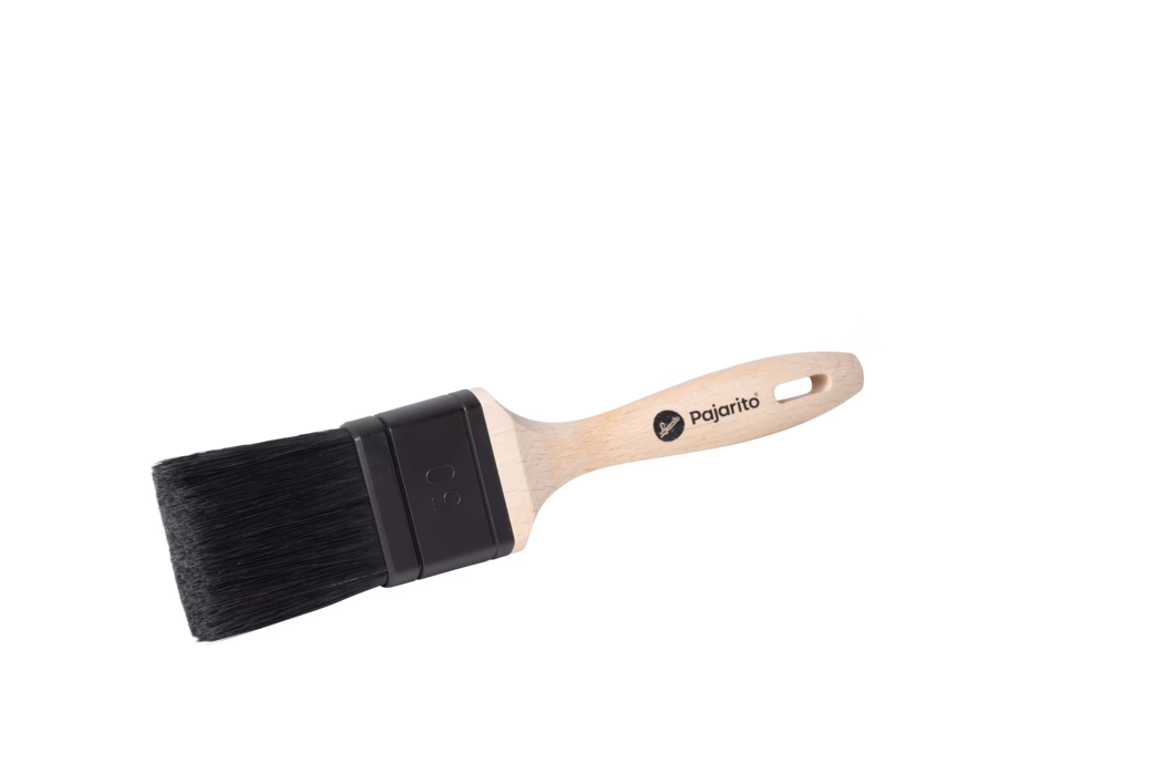 Pajarito_Dummy_Flat brush Nature Mix P-Line_179080_179081_179082_179083_2024-02 Un pinceau plat avec un manche en bois clair, des poils synthétiques noirs et une virole métallique noire. Le manche porte le logo « pajarito » et un trou pour l'accroche; la photo présente le pinceau sur fond blanc.