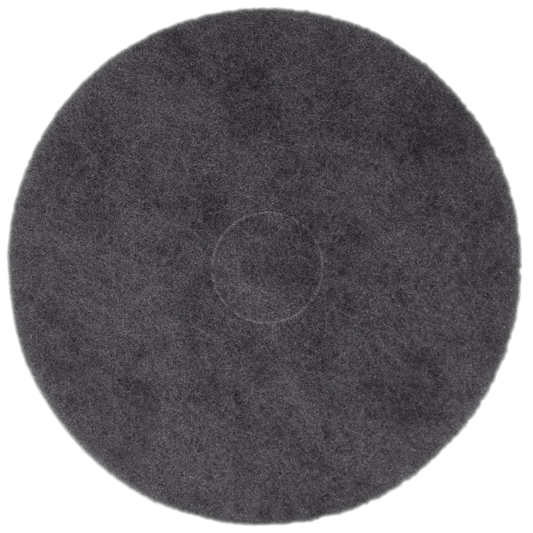 Derendinger_Dummy_62191_Sanierpad_2019.12 Un disque circulaire gris foncé, probablement un pad abrasif ou de polissage, sur fond blanc. Le disque présente une texture fibreuse ressemblant au feutre avec de subtiles variations de ton et un anneau intérieur discret près du centre. Les bords sont légèrement irréguliers, suggérant un tampon de nettoyage ou de polissage fabriqué. L'éclairage uniforme met en valeur les détails et la texture de la surface.