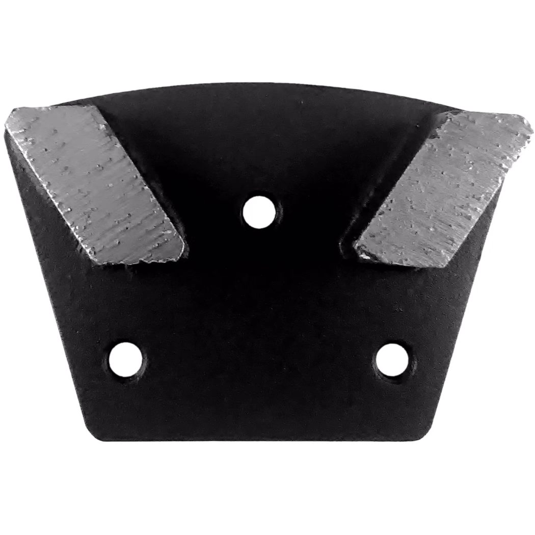 Gros plan d'une plaque de meulage métallique noire en forme de triangle avec deux segments abrasifs argentés en haut et trois trous de fixation circulaires ; surfaces texturées et traces d'usure visibles.