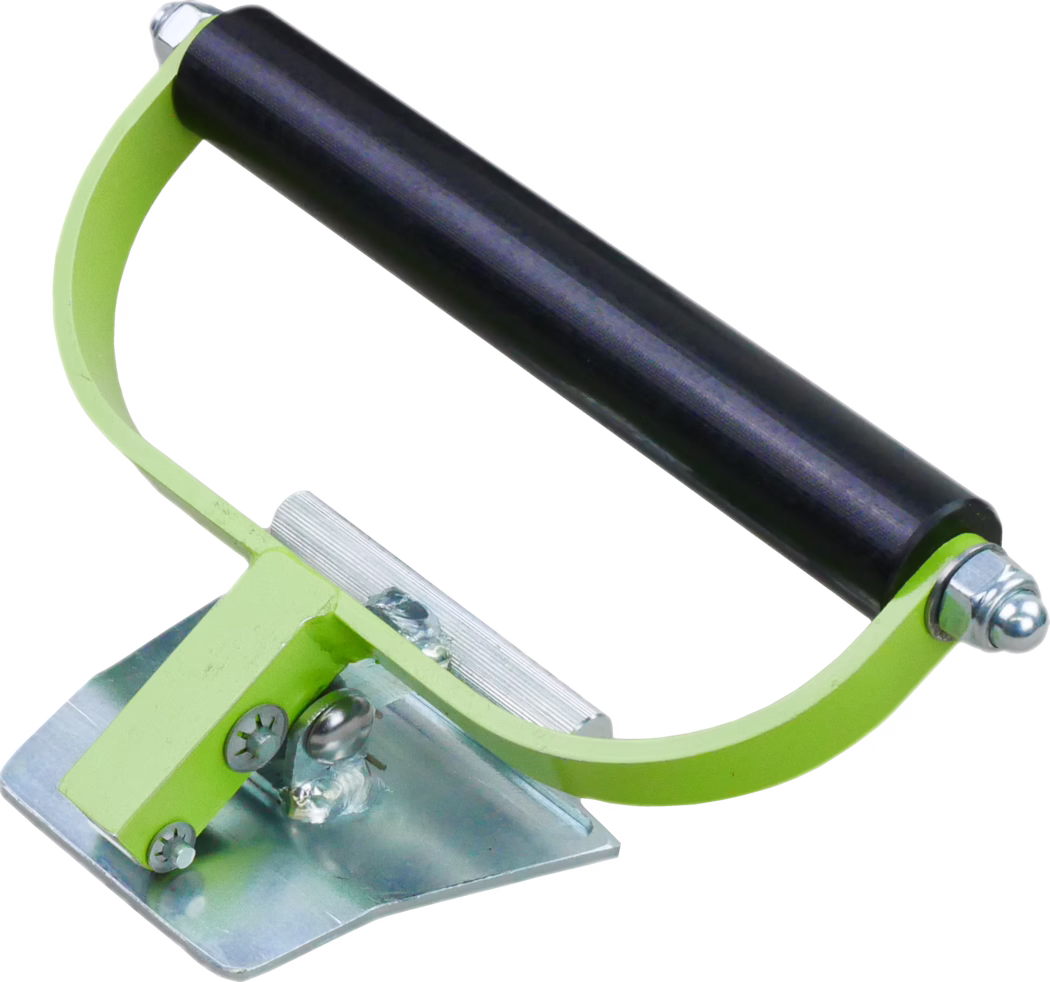 Gros plan d'un rouleau manuel : un cylindre en caoutchouc noir monté dans un cadre métallique en U de couleur vert citron avec des boulons chromés à chaque extrémité. Le support est relié à une petite plaque de montage argentée inclinée avec des vis visibles et une soudure apparente. Un collier argenté strié se trouve près de la base du rouleau. L'image, sur fond blanc, met en évidence les détails de la peinture, des fixations métalliques et des points de pivot du rouleau, soulignant la construction compacte et robuste de l'outil destiné à presser ou lisser des surfaces.