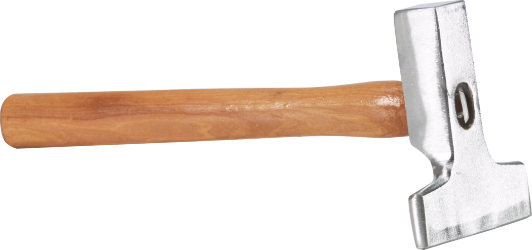 WOLFF_Dummy_13619_rubbing hammer_2025-08 Gros plan d'un marteau : un manche en bois brun clair s'étend vers la gauche et, à droite, on distingue la tête métallique argentée sur fond blanc. La tête a une face de frappe plate et une encoche ; la surface métallique présente une texture brossée. Le manche en bois montre un veinage lisse et une finition polie.