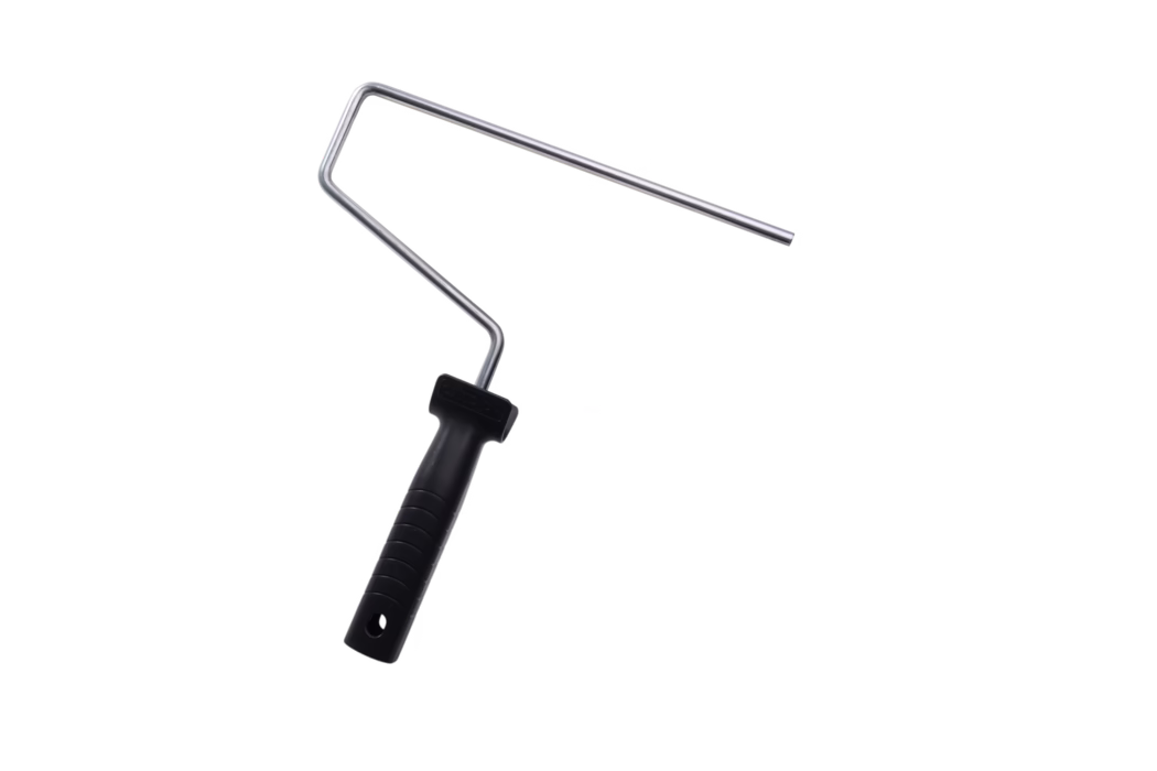 Pajarito_Dummy_Roller frame 1K handle_189173_189175_189176_189177_2026-06 Gros plan d'un cadre de rouleau à peinture sans manchon, présenté sur fond blanc. L'outil comporte une poignée ergonomique en plastique noir avec un trou de suspension, reliée par une tige métallique chromée légèrement inclinée à un cadre en U rectangulaire destiné à recevoir un manchon. La surface métallique reflète la lumière du studio. La composition montre la partie supérieure du cadre et une portion de la poignée en perspective diagonale ; l'image met en valeur l'état propre et non utilisé ainsi que les détails de la construction.