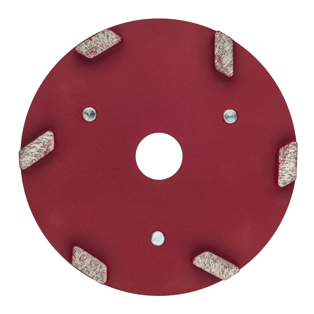 Derendinger_Dummy_173999_Diamant_Schleifteller_DS-Rhombus_2023.12 Gros plan d'un disque de meulage à diamant rond peint en rouge avec un trou central de fixation. Plusieurs segments métalliques brasés présentant des grains de diamant apparents sont espacés régulièrement sur le bord extérieur ; leurs surfaces de coupe texturées montrent une usure légère et des résidus. Le disque a un corps en acier peint mat rouge et des rivets visibles, destiné à être monté sur une meuleuse d'angle pour le meulage et la préparation de surface du béton, de la pierre et de la maçonnerie.