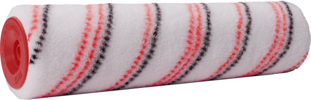Gros plan d’une housse de rouleau à peinture neuve, cylindrique, à poils blancs et duveteux avec des bandes hélicoïdales rouges et noires. On distingue des fibres synthétiques denses et une extrémité en plastique rouge estampée 'Made in Germany'. Elle est propre et non utilisée, adaptée aux surfaces lisses à légèrement rugueuses, et photographiée horizontalement sur fond blanc pour mettre en valeur la texture et le contraste des couleurs.