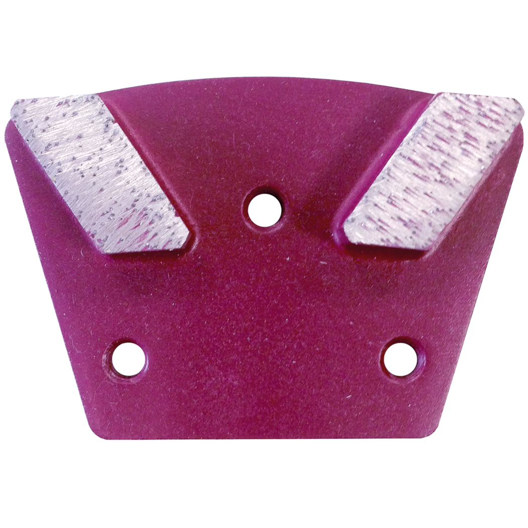 Gros plan d'une plaque de meulage triangulaire en métal couleur bordeaux avec deux segments abrasifs argentés incrustés de diamant aux coins supérieurs et trois trous de fixation circulaires ; surface texturée et segments abrasifs visibles.