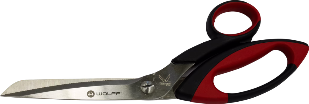 WOLFF_Dummy_15659_34831_15652_universal carpet shears_2025-08 Une grande paire de ciseaux en acier inoxydable à lame dentelée, avec des poignées ergonomiques en plastique noir et rouge et le logo 'WOLFF' imprimé sur la lame. Les lames sont rivetées et légèrement inclinées ; la poignée comporte une partie souple pour plus de confort. Photographie sur fond blanc.