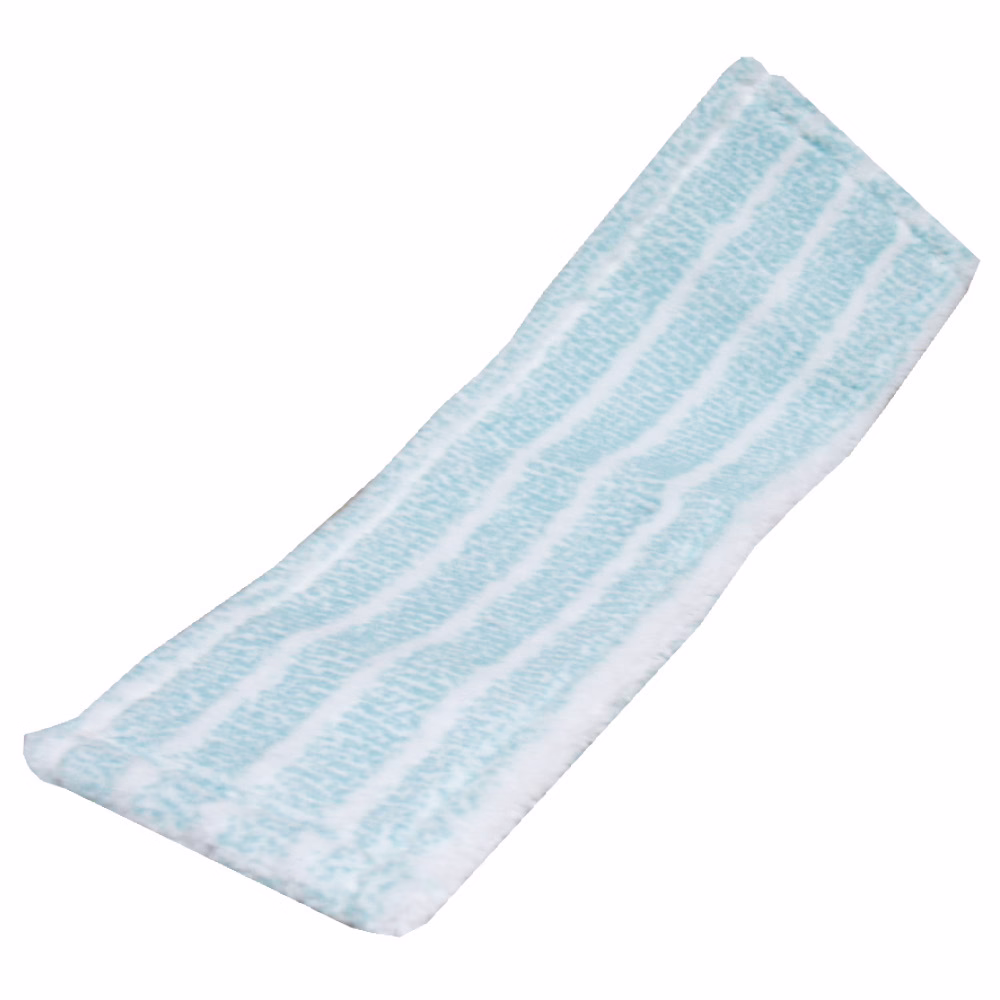 Un pad de nettoyage rectangulaire avec une surface bleu clair présentant un motif texturé. Le pad semble doux et a une bordure blanche. Il est conçu pour être utilisé avec des appareils de nettoyage et présente une série de lignes parallèles sur toute sa longueur, indiquant une prise ou une texture destinée à un nettoyage efficace.