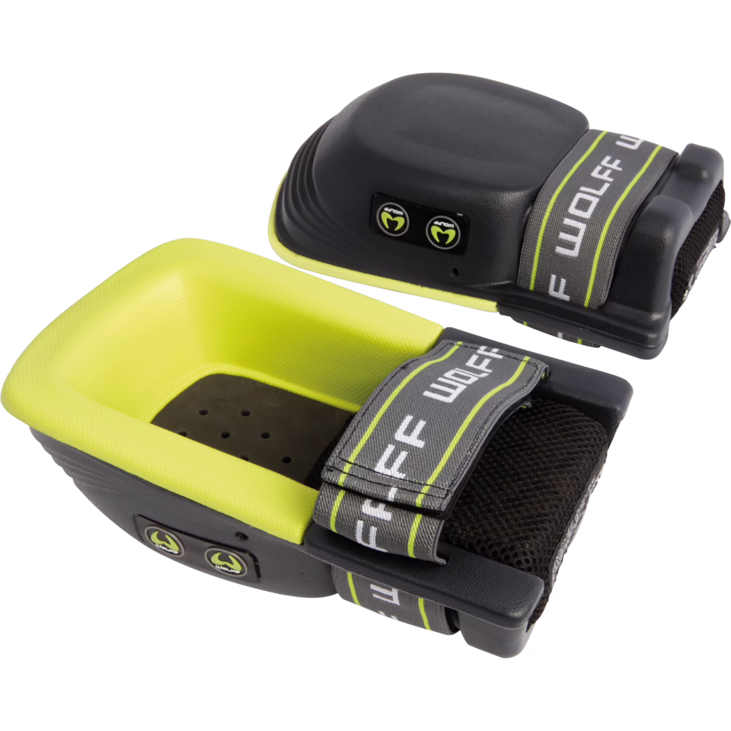 WOLFF_Dummy_81715_Knee protector 200 Pro_2025-08 Gros plan sur une paire de genouillères de protection jaune vif et noire avec des sangles grises réglables portant le nom de la marque, des coques extérieures jaunes texturées, des coussinets intérieurs noirs perforés pour la ventilation et de petits boutons circulaires de marque sur le côté ; présenté sur fond blanc.