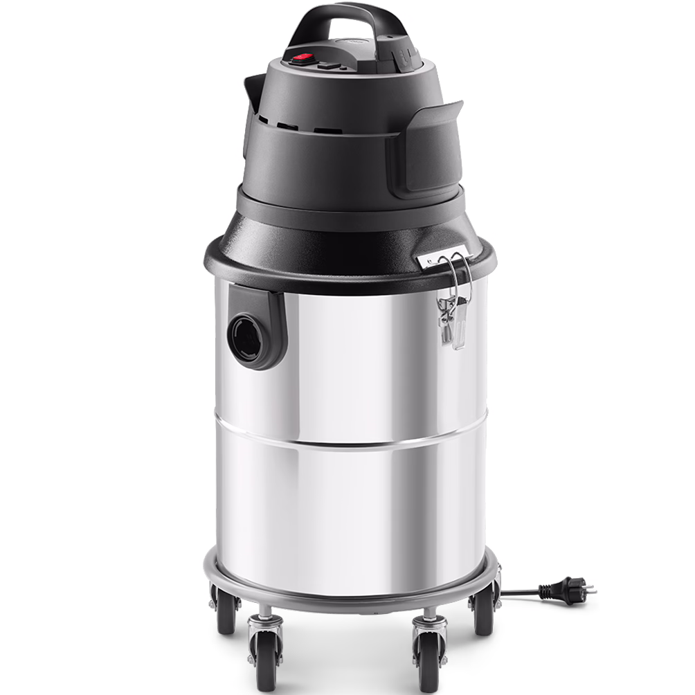 Derendinger_Dummy_10827_DS-Master_Sauger_2019.12 Un aspirateur eau/poussière en acier inoxydable avec un réservoir cylindrique et une tête moteur en plastique noir dotée d'une poignée intégrée. On distingue une prise de tuyau ronde sur le côté, des loquets métalliques sécurisant le dessus, un interrupteur d'alimentation rouge sur la tête moteur, quatre roulettes montées sur une base circulaire pour une bonne mobilité, et un câble d'alimentation enroulé avec une fiche européenne à deux broches. La carrosserie métallique polie reflète la lumière et le design robuste convient aux ateliers et aux travaux de nettoyage intensifs.