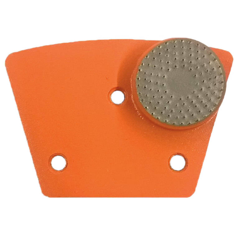 Derendinger_Dummy_87865_DiamantSegment_DS-Wood_2019.12 Une pièce triangulaire orange avec un coussin circulaire gris attaché, présentant une texture ponctuée au centre et trois trous pour fixation.