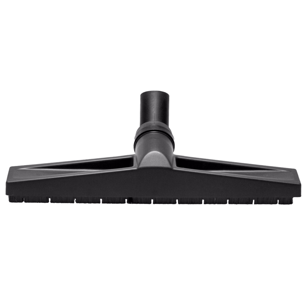 Derendinger_Dummy_58778_Bürstendüse_2019.08 Un accessoire de nettoyeur à vapeur noir en forme de raclette triangulaire. L'accessoire a un design large et plat avec des poils le long du bord pour un nettoyage efficace, et un connecteur cylindrique en haut pour se fixer au tuyau d'un aspirateur.