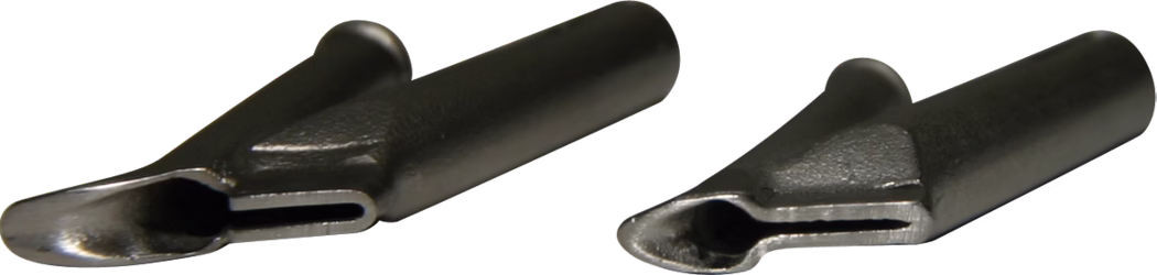 Deux buses tubulaires métalliques noires et creuses avec embouts aplatis en forme de cuillère et fendus, sur fond blanc.