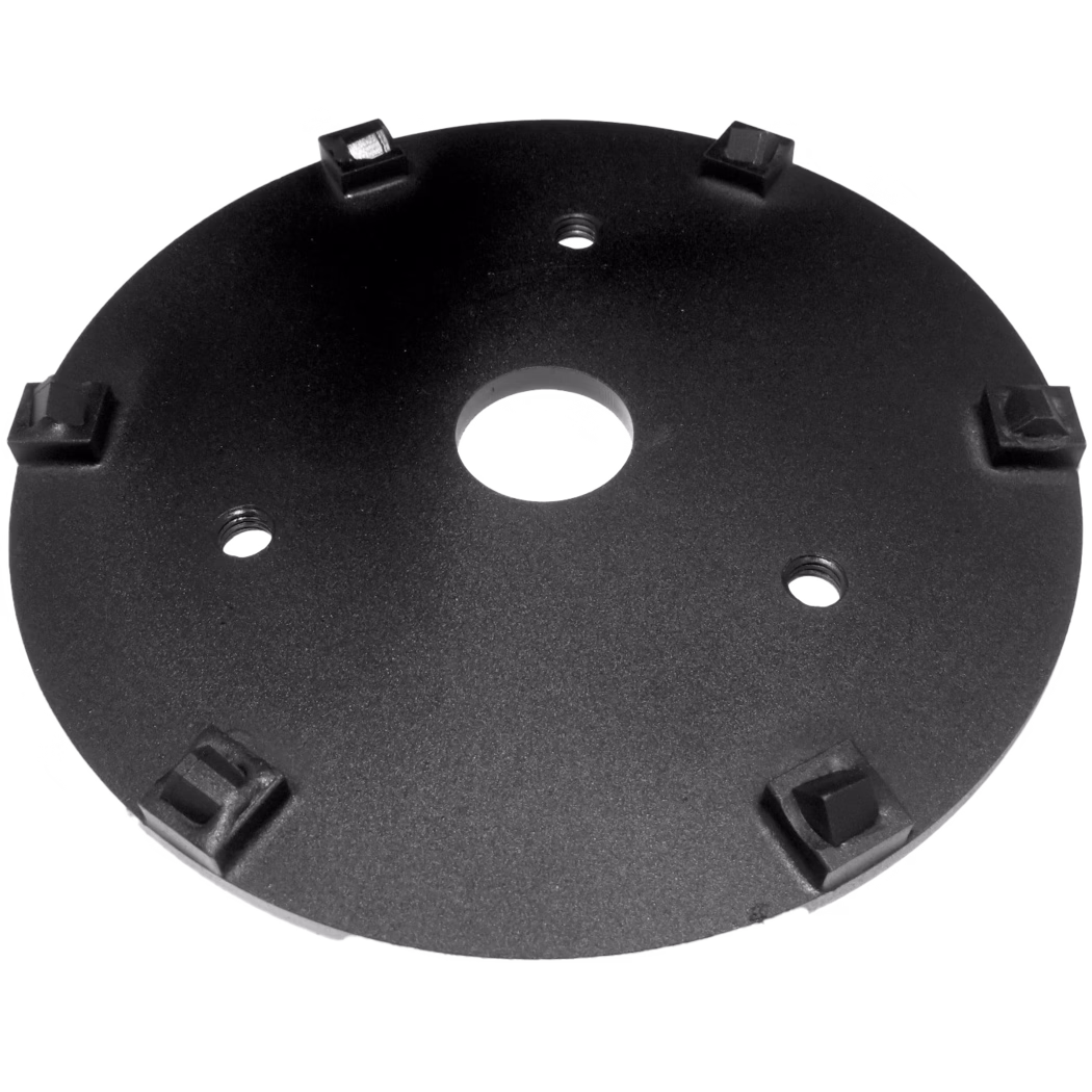 Derendinger_Dummy_163050_DS-Zorro Mix Plaque de fixation ronde en plastique noir avec un grand trou circulaire central, deux petits trous filetés et plusieurs petites ouvertures, six clips rectangulaires surélevés répartis régulièrement près du bord et une surface mate texturée.