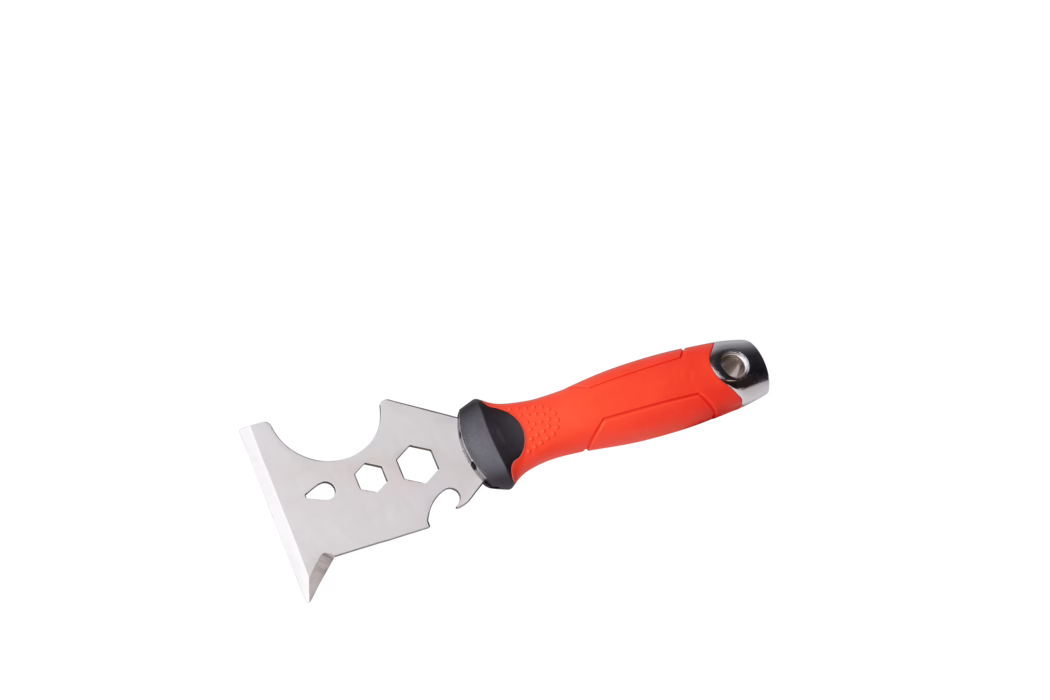 Pajarito_Dummy_Multifunctional spatula soft handle P-Line_178403_2024-02 Un grattoir multifonction en acier inoxydable avec une lame plate triangulaire et un manche ergonomique en caoutchouc rouge. La lame comporte un tranchant biseauté aiguisé pour le grattage, un coin pointu et plusieurs découpes en forme d'ouvertures hexagonales et d'une goutte, permettant de l'utiliser comme clés et pour enlever de la peinture. Le manche présente une surface texturée, un collet en caoutchouc noir près de la lame pour protéger la main et un œillet métallique à l'extrémité pour l'accrochage. L'outil est photographié sur fond blanc.