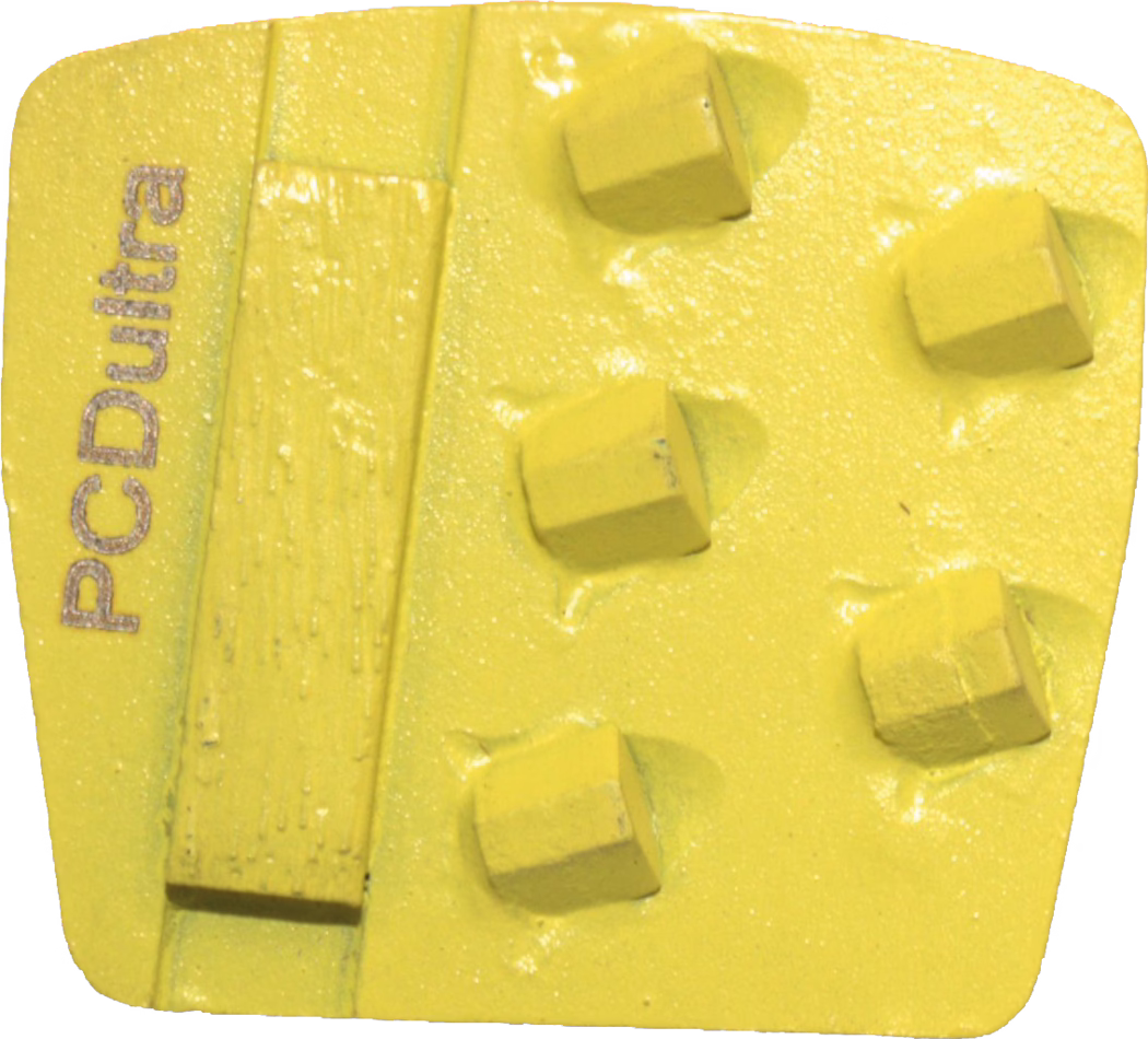 Un segment de meulage diamanté de forme carrée, peint en jaune, destiné à la préparation des sols. La plaque métallique ou liée par résine présente six boutons diamantés carrés en relief à droite et une longue barre rectangulaire de montage ou d'usure à gauche. La surface est d'un jaune vif, légèrement rugueuse, avec de petites traces d'utilisation ; la bordure gauche est marquée verticalement 'PCDultra'. Cet élément se monte sur une meuleuse ou une plaque porteuse et sert à l'enlèvement important de matière sur béton ou pierre.
