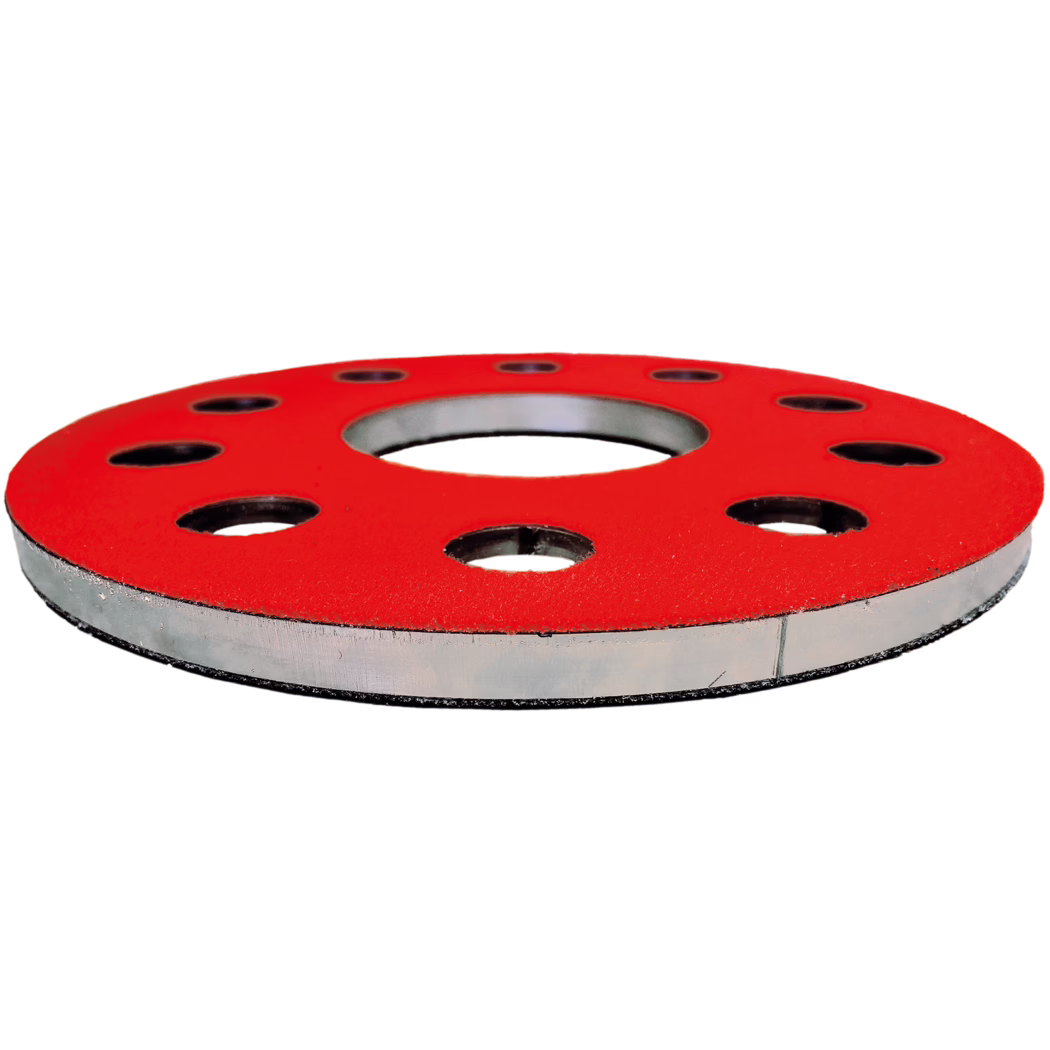 Derendinger_Dummy_84577_Träger_Schleifplatte_2019.11 Gros plan d'une bride métallique circulaire à revêtement rouge vif, comportant plusieurs trous pour boulons et une ouverture centrale, présentée en perspective inclinée sur fond blanc.