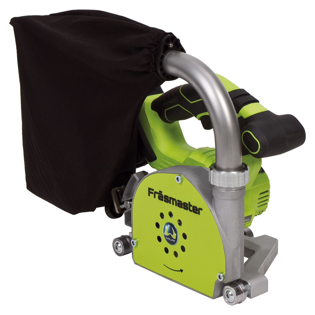 WOLFF_Dummy_89000_Fraesmaster_18V_2025-08 Photo en gros plan d'une fraiseuse portative sans fil de couleur vert citron et noir. L'appareil présente une poignée incurvée en métal argenté robuste, une poignée ergonomique noir et vert, un sac collecteur de poussière en tissu fixé à l'arrière et un capot protecteur avant vert citron portant l'inscription « Fräsmaster » et un petit logo rond. La base est équipée de roulettes de guidage et d'une semelle métallique pour des fraisages précis ; l'outil est conçu pour le rabotage, le rainurage ou l'ébavurage des bords et des surfaces. La photo est prise sur fond blanc et met en évidence les matériaux, les couleurs et les détails fonctionnels de l'appareil.