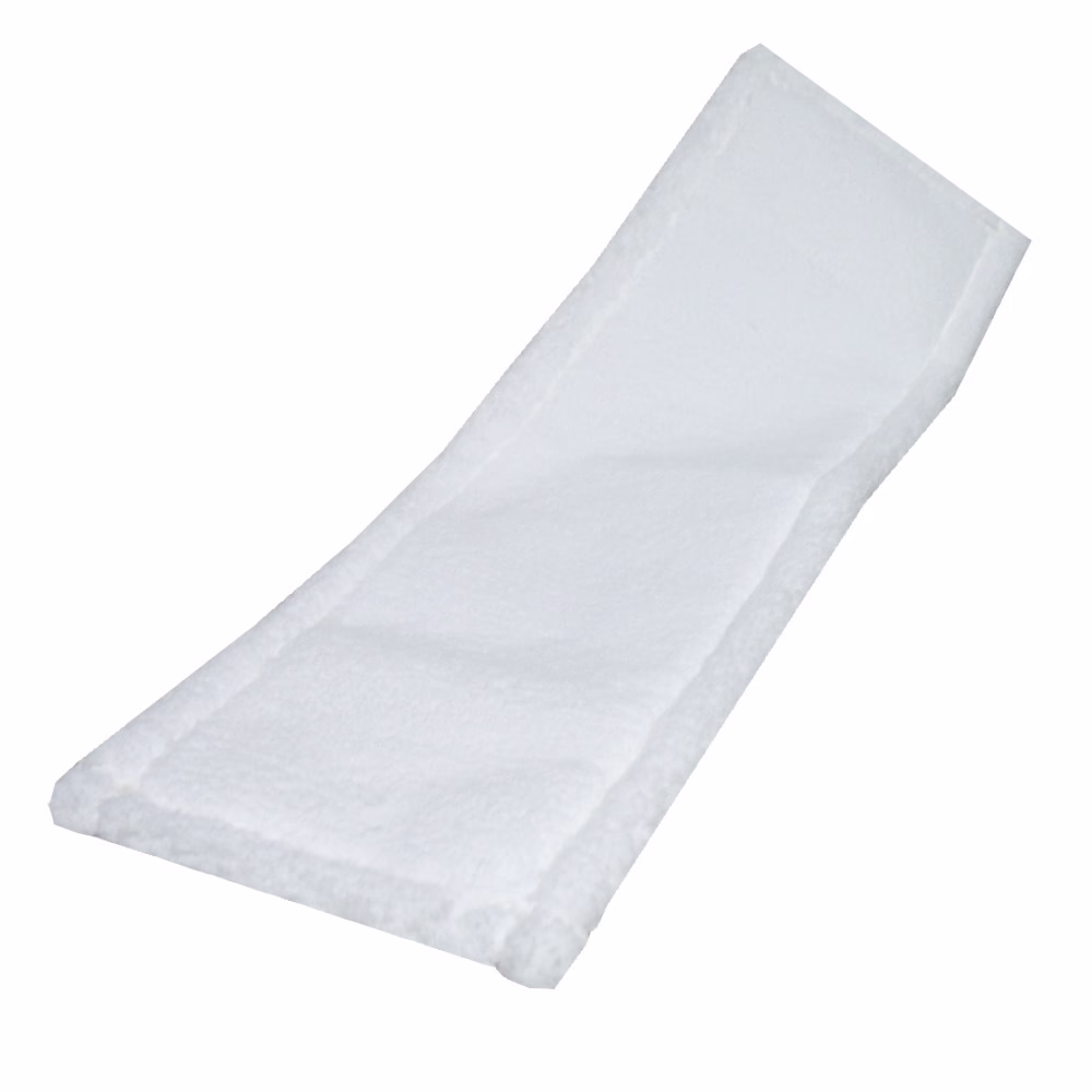 Un coussinet absorbant jetable blanc de forme rectangulaire légèrement profilée avec des bords cousus. Le matelas présente une surface supérieure douce en non-tissé matelassé et un noyau absorbant conçu pour retenir les liquides ; des canaux latéraux surélevés aident à prévenir les fuites. Il semble léger et convient comme alèse de lit, matelas de change ou protection d'incontinence pour adultes et enfants. Le coussinet est de couleur blanche unie, à usage unique, destiné à la protection hygiénique des meubles et du linge de lit.
