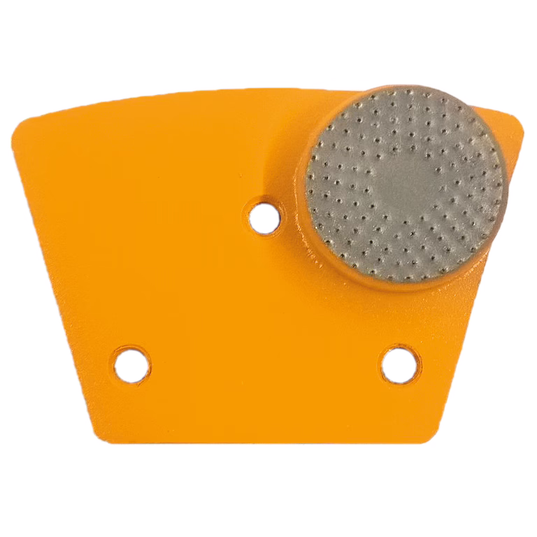 Derendinger_Dummy_10710_DiamantSegment_DS-Wood_2019.12 Un objet de forme triangulaire orange avec un coussin circulaire gris sur un bord, conçu pour une fonction spécifique, potentiellement liée à la traction ou à l'adhérence, comme l'indique sa surface texturée.