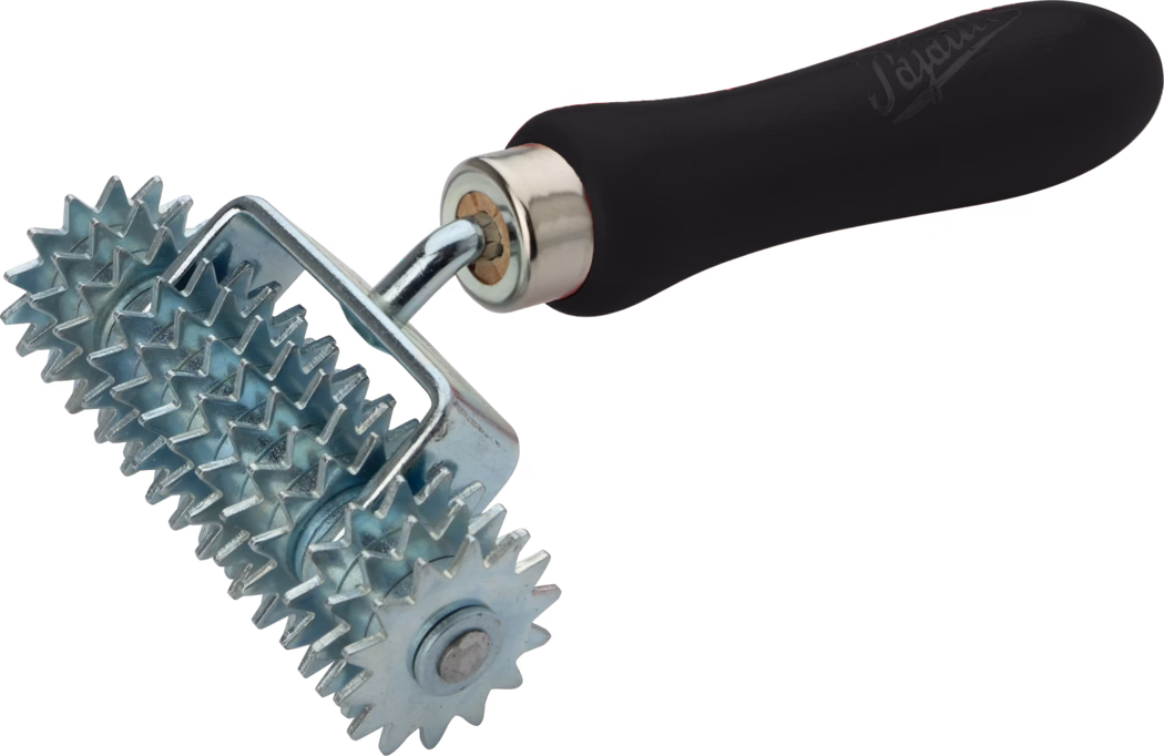 WOLFF_Dummy_34830_Carpet seam roller_2025-08 Gros plan d'un rouleau métallique à pointes composé de plusieurs roues étoilées s'emboîtant et d'une poignée ergonomique noire. Les rouleaux en acier galvanisé présentent des dents tranchantes et régulièrement espacées réparties sur plusieurs petites roues tournant sur un axe ; ils sont montés dans un châssis chromé robuste relié à une tige métallique courbée et une poignée en plastique noir rembourrée. L'outil, photographié sur fond blanc, sert à presser des coutures, à rugosifier des surfaces, à créer des textures ou à améliorer l'adhérence pour des revêtements de sol, la pose de papiers peints, la maroquinerie ou des travaux d'artisanat.