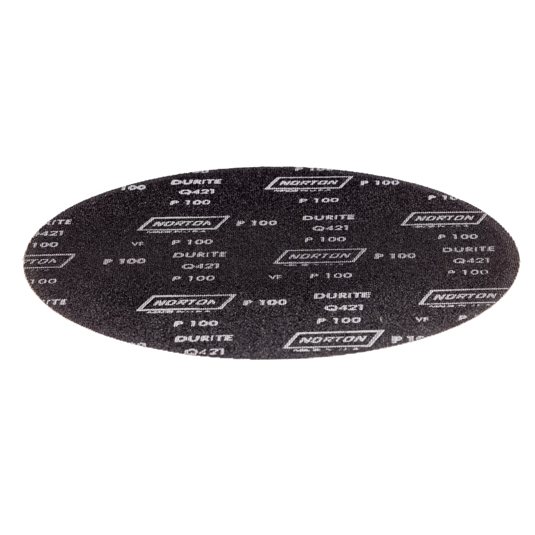 Derendinger_Dummy_57287_Schleifnetzscheibe-Q421_2023.12 Un disque de ponçage ovale avec une surface noire et une marque imprimée. Le logo 'Norton' et le numéro de modèle 'G-21' sont affichés de manière proéminente avec la taille de grain 'P 100' et d'autres marquages, suggérant qu'il est conçu pour être utilisé dans diverses applications de ponçage.