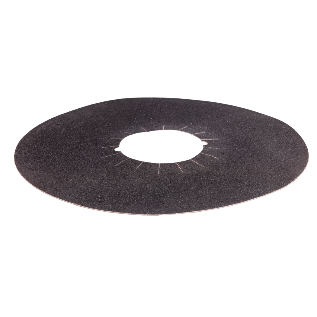 Derendinger_Dummy_56958_Schleifscheibe-gedoppelt_2023.12 Un morceau circulaire de papier de verre noir avec un trou au centre. Le papier de verre a une texture rugueuse, adaptée à la mise à niveau des surfaces. Le diamètre semble plus grand que le trou au centre, qui est destiné à être monté sur un outil de ponçage. Il serait généralement utilisé pour affiner les surfaces en bois ou en métal, soulignant sa praticité dans les applications d'outils manuels et électriques.