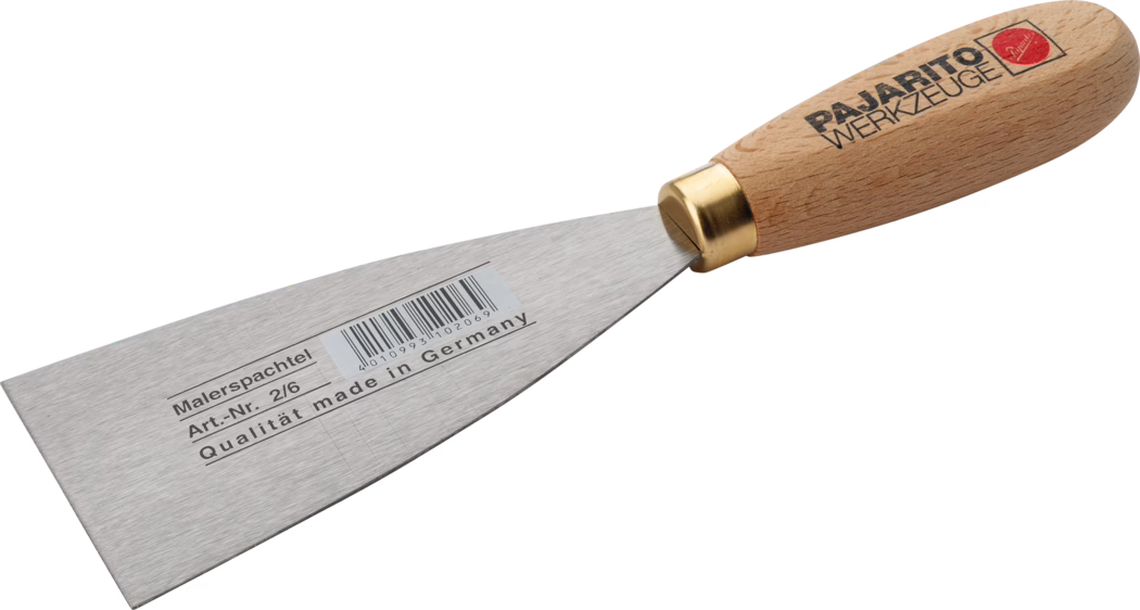 Une spatule de peintre en métal avec une large lame en acier inoxydable et un manche en bois arrondi. La lame plate, légèrement effilée, porte un code-barres imprimé et l'inscription allemande 'Malerspachtel Art.-Nr. 2/6 Qualität made in Germany'. Le manche affiche le logo 'PAJARITO WERKZEUGE' et un petit emblème rouge. Une virole en laiton relie la lame et le manche. L'outil est photographié sur fond blanc, bien éclairé, montrant le veinage du bois et la finition brossée du métal ; destiné à gratter, appliquer de l’enduit ou lisser la peinture.