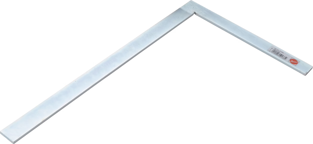 Pajarito_Dummy_Steel square_089414_089415_2021-03 Une équerre de menuisier en métal sur fond blanc : une règle en aluminium argenté en forme de L avec deux branches plates réunies à angle droit. Une branche comporte près de l'extrémité un petit autocollant avec code-barres et une étiquette de marque rouge. La surface présente une finition brossée légèrement réfléchissante ; l'outil est placé en diagonale sur l'image.