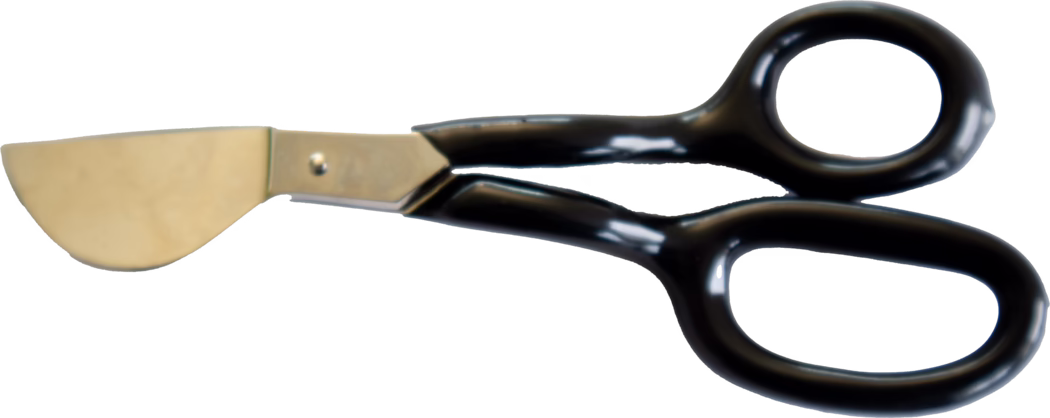 WOLFF_Dummy_15653_15658_Napping shears_2025-08 Gros plan d'une petite paire de ciseaux avec poignées en plastique noir et lame métallique courte et courbée sur fond blanc ; orifices pour les doigts ergonomiques et arrondis, pivot riveté, poignées brillantes et tranchant aplati en demi-lune, adapté pour couper du ruban ou du tissu.