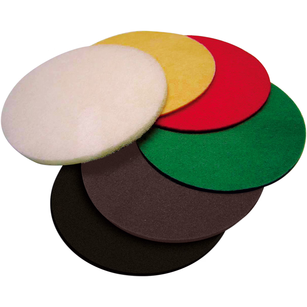 Une collection diversifiée de disques en feutre circulaires et colorés de différentes tailles et couleurs : blanc, jaune, rouge, vert, marron et noir, empilés de manière à se chevaucher.