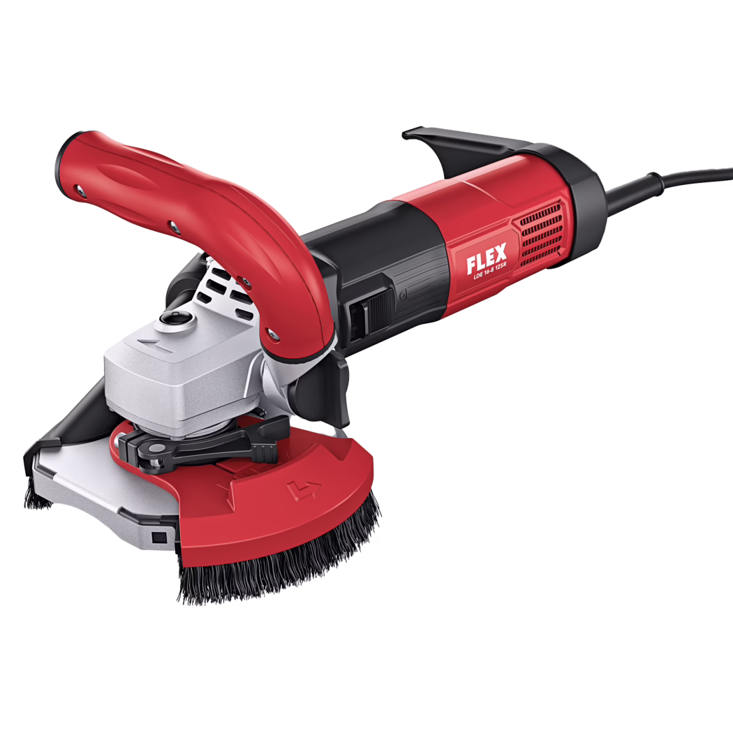 Gros plan d'une meuleuse d'angle électrique portative rouge et noire avec poignée auxiliaire rouge, capot de protection et jupe à brosses, cordon d'alimentation visible et logo 'FLEX' sur le boîtier.