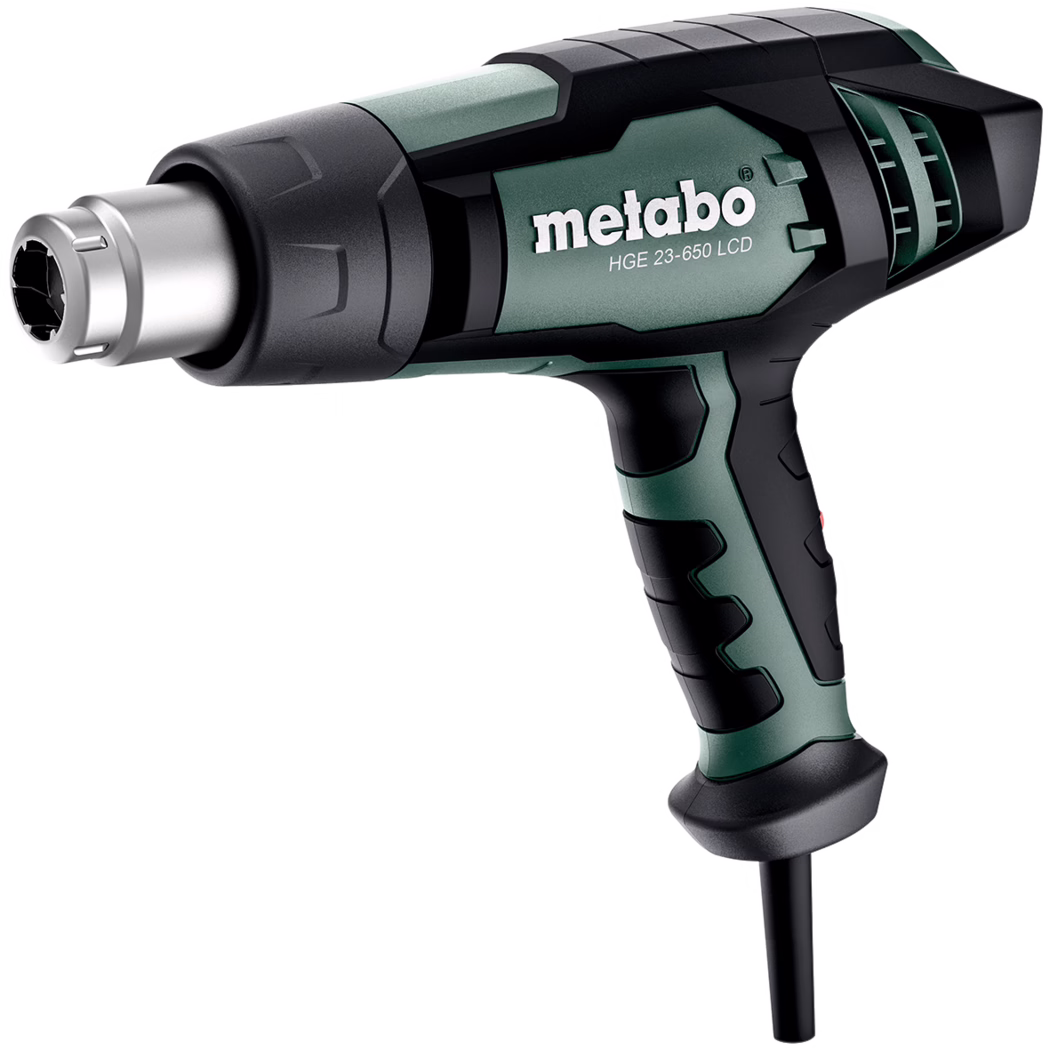 Derendinger_Dummy_163042_Heissluftgerät Un pistolet à air chaud Metabo modèle HGE 23-650 LCD est affiché. Il présente un design élégant avec un schéma de couleur vert et noir, une poignée confortable et un écran LCD pour les réglages de température. La buse est en métal, conçue pour une application de chaleur efficace, et un cordon d'alimentation est visible, indiquant qu'il s'agit d'un outil électrique pour les tâches de chauffage.
