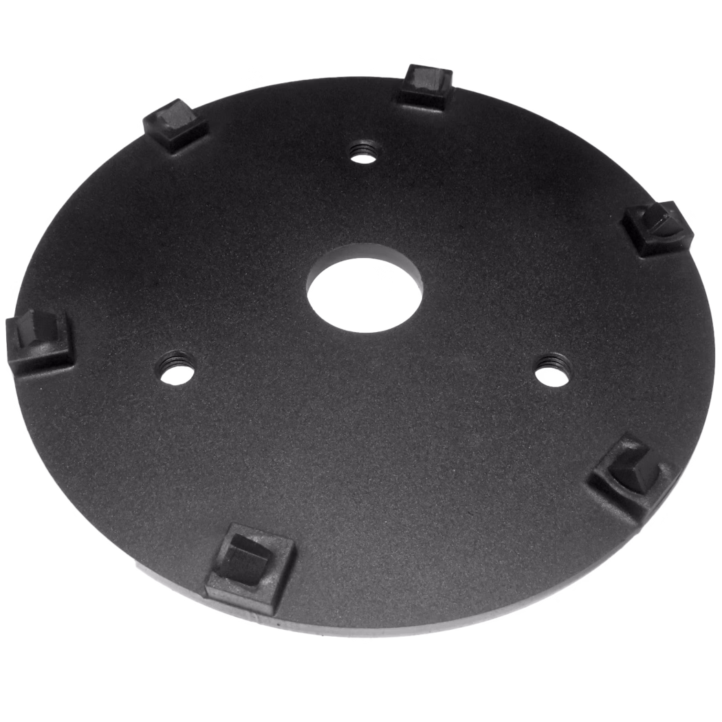 Derendinger_Dummy_163049_DS-Zorro Plaque de fixation circulaire en plastique noir avec un perçage central et trois petits trous filetés disposés radialement ; six petites languettes carrées saillantes réparties près du bord ; finition mate texturée ; probablement une pièce moulée par injection utilisée pour fixer ou aligner des composants dans un assemblage mécanique.