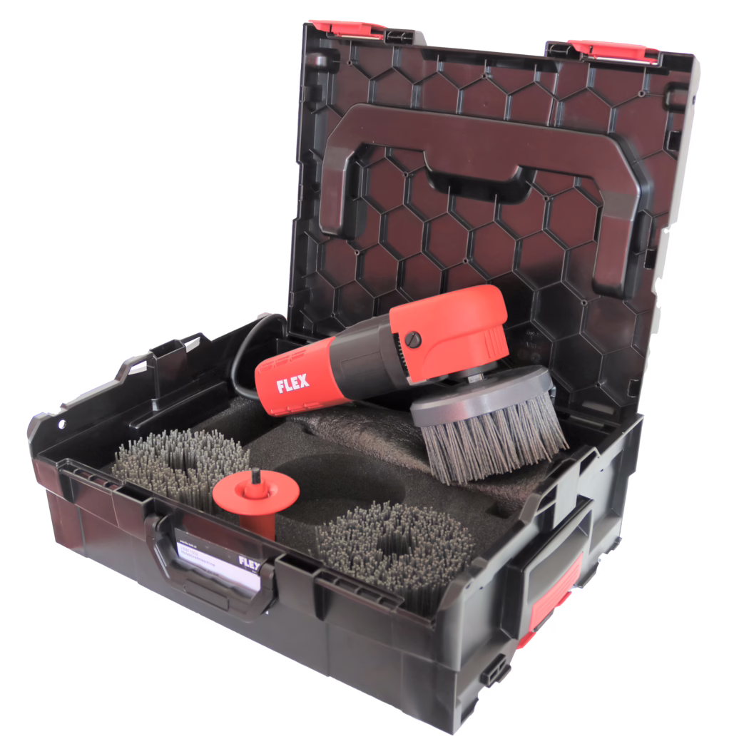 Derendinger_Dummy_178405_Flex_Holzbürstmaschine_2023.12 Une boîte à outils noire et rouge contenant un outil de nettoyage rouge et divers têtes de brosse. La boîte à outils est ouverte, montrant un intérieur avec un insert en mousse texturée et différents types de brosses rangées soigneusement.