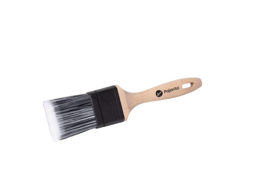 Une photo de studio haute résolution d'un pinceau plat avec un manche en bois et des poils synthétiques noir et blanc. Le manche est en bois clair (hêtre), de forme ergonomique avec un trou pour l'accroche ; la marque 'Pajarito' est imprimée sur le manche. La virole est en plastique noir marquée '50', maintenant des poils denses et droits, blancs aux pointes et noirs à la base. Le pinceau est posé sur un fond blanc propre, légèrement en diagonale, mettant en valeur la pointe plate et carrée et la finition professionnelle.