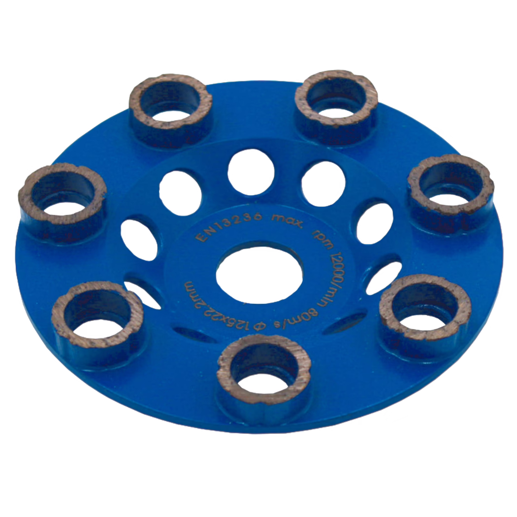 Disque de meulage circulaire en métal bleu avec huit segments diamantés sur le bord, plusieurs découpes circulaires dans le corps et des marquages techniques imprimés ; utilisé pour meuler le béton et la pierre.