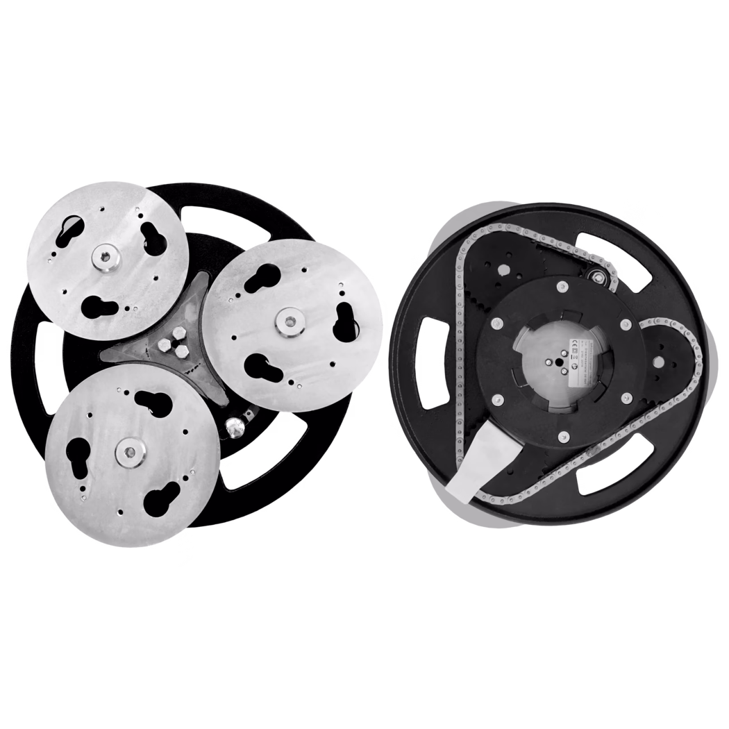 Derendinger_Dummy_81118_DreiScheibenTeller_2019.12 Vue de dessus de deux composants mécaniques. À gauche, plusieurs disques métalliques disposés en cercle, dont quatre sont visibles. Les disques présentent diverses découpes et sont montés sur une base noire. À droite, un autre composant mécanique est montré, avec une partie centrale circulaire et une courroie qui l'entoure. Le design comprend plusieurs petits trous et rainures. La palette de couleurs est principalement noire et argentée.