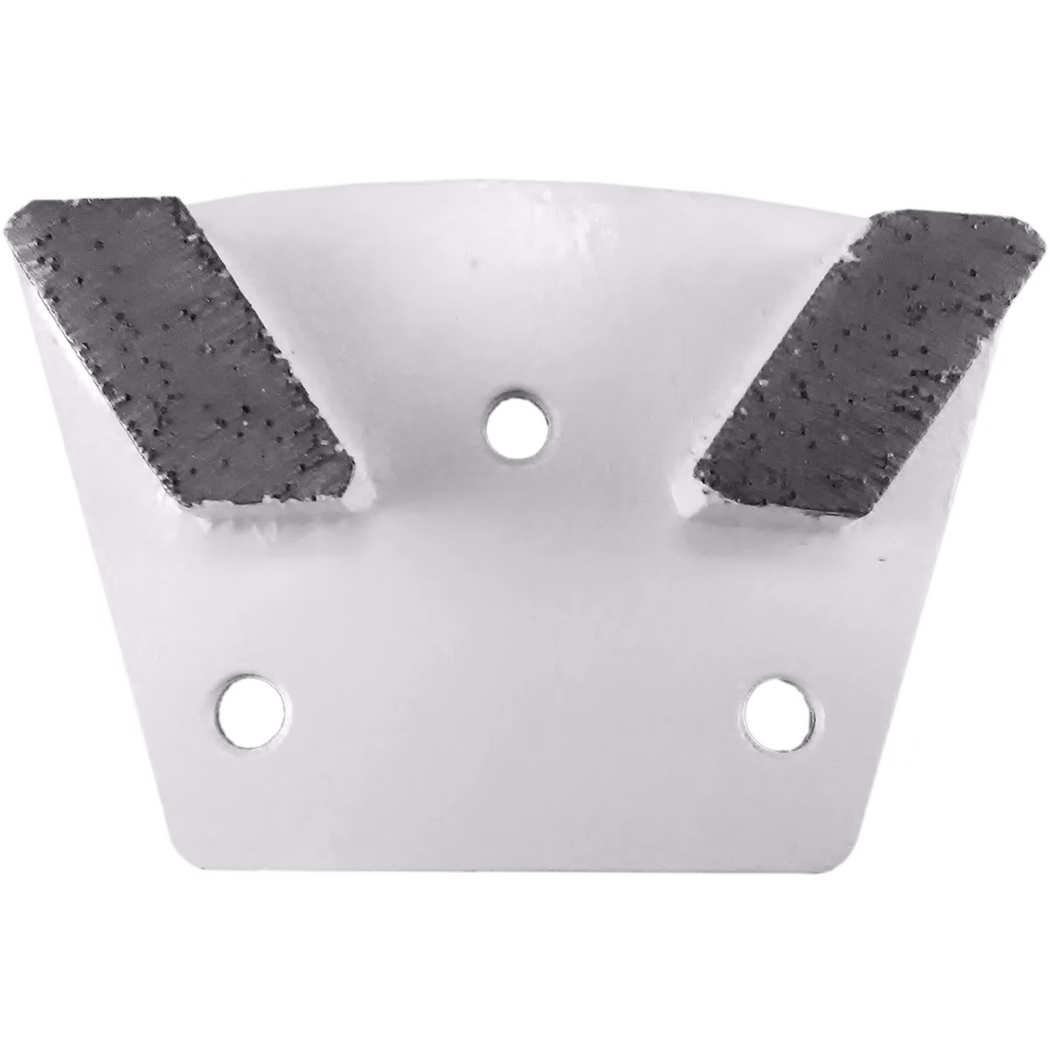Une plaque de support en métal blanc à bord supérieur légèrement incurvé, équipée de deux segments abrasifs sombres en diamant inclinés près du haut et de trois trous de fixation circulaires (un central en haut, deux en bas). La surface présente une finition peinte lisse sur la plaque et des segments abrasifs rugueux, typique d'un outil de meulage ou de préparation de surface pour le béton.