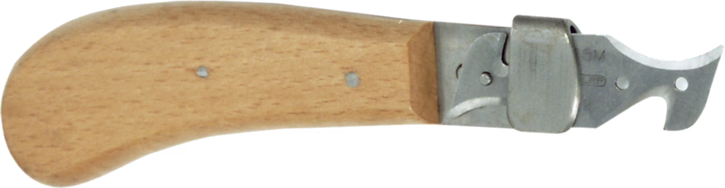 Pince-ouvre-boîte manuel à poignée en bois lisse de couleur brun clair, légèrement incurvée pour un bon maintien dans la paume. Deux rivets métalliques fixent la poignée à une tête d'ouvre-boîte compacte en acier inoxydable. La tête métallique se replie légèrement et présente un bord de coupe crochu et une encoche de type ouvre-bouteille ; un loquet métallique arrondi maintient les pièces mobiles. L'acier porte de légères marques d'outil et une marque du fabricant estampée. L'objet est photographié horizontalement sur fond blanc.