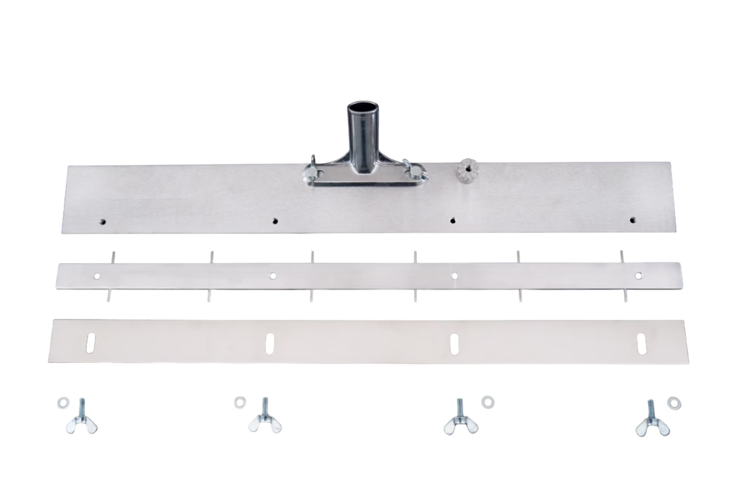 Photo produit pris de dessus sur fond blanc : plusieurs pièces métalliques non assemblées — trois lames longues et plates en acier brossé avec trous et fentes, un support central avec douille tubulaire pour manche, une bande avec petites goupilles et quatre écrous papillon, rondelles et vis disposés en dessous.