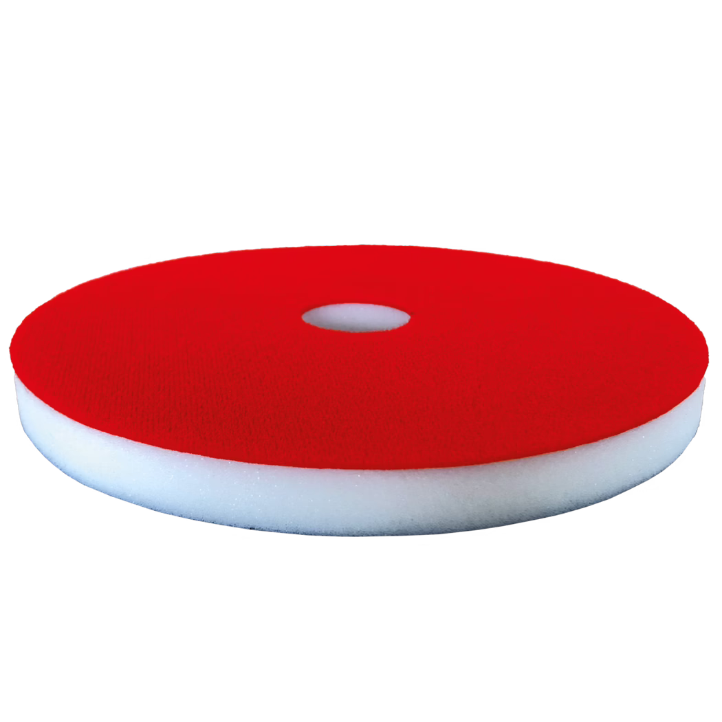 Derendinger_Dummy_163386_Trägerpad_weich_2020.12 Gros plan d'un disque en mousse rond rouge et blanc avec un trou central, montrant une surface rouge texturée et une base en mousse blanche sur fond blanc; composition minimaliste avec le haut rogné.