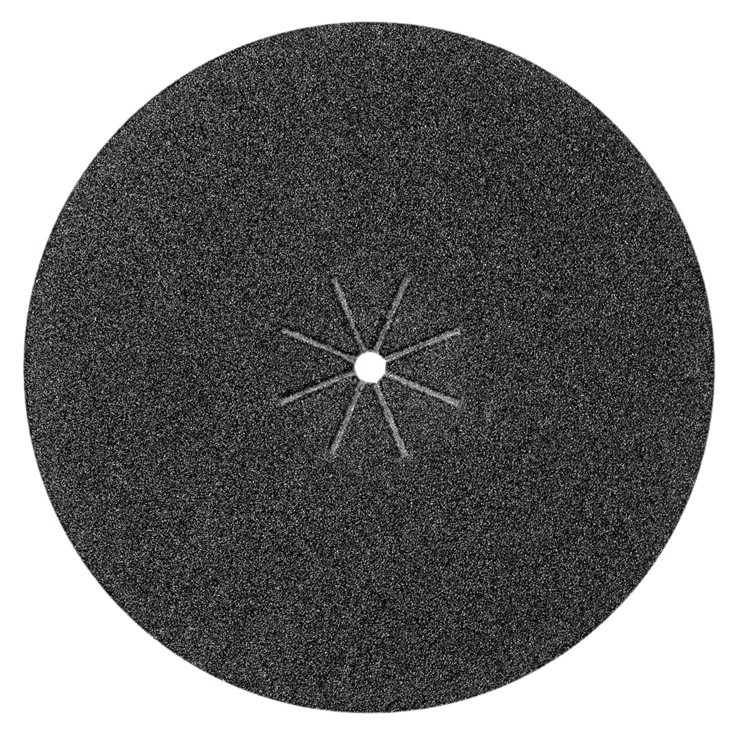 Derendinger_Dummy_ProLine_41056_Schleifscheibe Une meule abrasive circulaire noire vue de dessus, avec une surface rugueuse et granuleuse et un trou de fixation central circulaire. Sept fentes radiales partent du trou vers l'extérieur, formant un motif en étoile. Le disque présente une couleur uniforme allant du gris foncé au noir et une texture abrasive visible ; il est photographié sur un fond blanc.