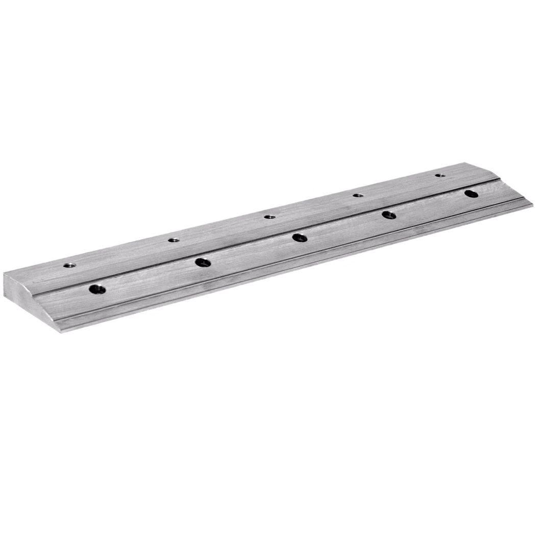 Une longue glissière linéaire en métal brossé avec des trous de fixation fraisés régulièrement espacés sur toute la longueur, profil rectangulaire et légère perspective en angle sur fond blanc.