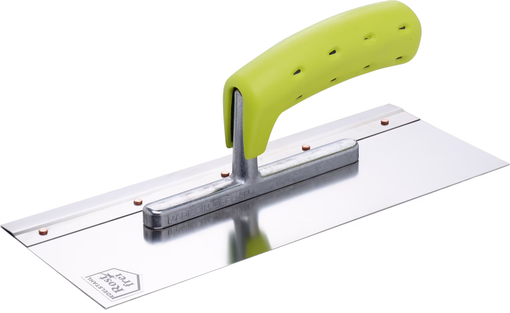 WOLFF_Dummy_56205_Adhesive trowel_2025-08 Une taloche en acier inoxydable avec une lame plate rectangulaire et une poignée ergonomique en plastique vert citron montée sur un support métallique ; des rivets en cuivre maintiennent la lame. La lame polie reflète la poignée et porte l'inscription 'MADE IN GERMANY'. Fond blanc isolé.
