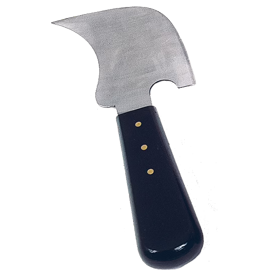 WOLFF_Dummy_13451_quarter moon knife_2025-08 Un petit couteau à fromage en acier inoxydable avec une lame courbée et crochue et un court manche noir fixé par trois rivets en laiton ; photographié sur fond blanc.