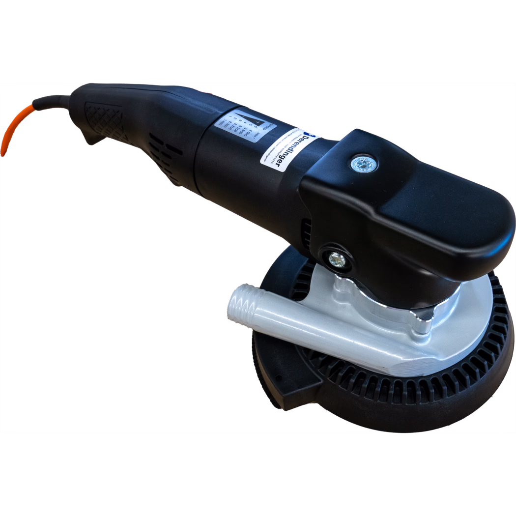 Gros plan d'une polisseuse/ponceuse électrique portative sur fond blanc. L'image montre une poignée noire ergonomique avec revêtement caoutchouté texturé, un câble d'alimentation orange à l'arrière, une étiquette des vitesses et une vis métallique visible sur le capot. Le boîtier d'engrenage en plastique et une partie du plateau circulaire avec un rouleau de polissage blanc sont visibles ; les surfaces en plastique et en métal présentent une finition d'usine avec une usure minimale, appareil adapté au polissage automobile ou de meubles.