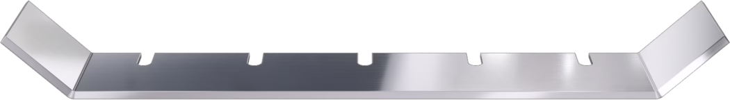 WOLFF_Dummy_173451_CWS-U-Blade 350x60x3,0mmx45°_2025-08 Support de fixation en acier inoxydable brossé vu de face : une longue barre plate avec deux ailettes inclinées aux extrémités et quatre encoches rectangulaires le long du bord supérieur ; finition brossée lisse légèrement réfléchissante et bords chanfreinés.